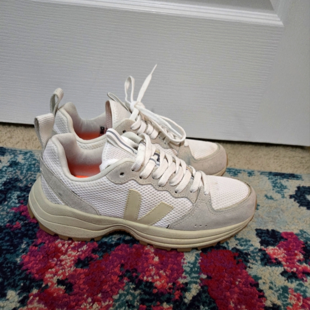 Veja Women's Cream Sneakers